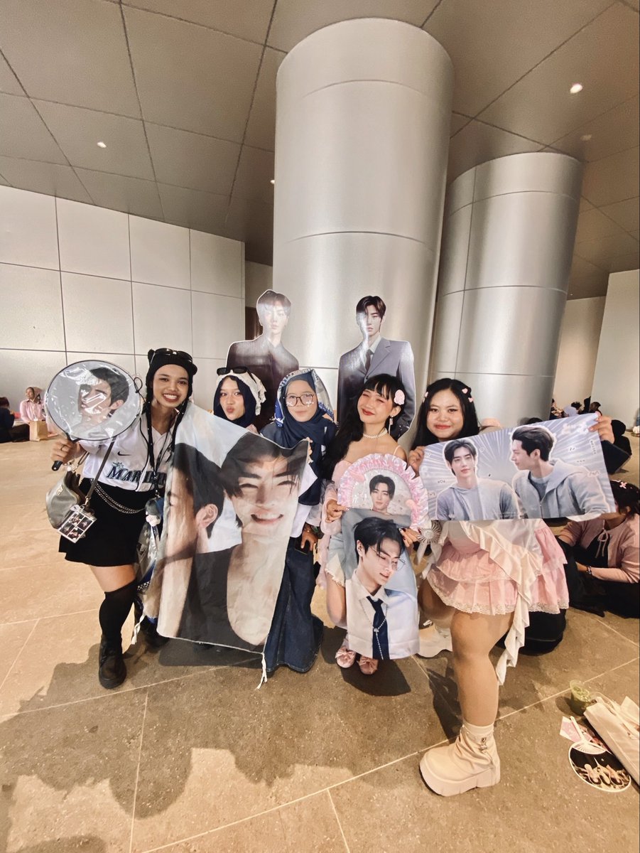 nathajaaey's tweet image. yeayyy bisa bertemu para JEHUNISTTT KUUUU yang paling lopely🥹🥹🤍🤍🤍
tpi sayang sekali aku ga futu bertiga lagi sama jehun 😔

@isfjayy @ulljyaa @orenjayluv dan tbtb ketemu @shjayine ???? KEKK WOY AKHIRNYA KETEMU JUGA KITA 😭😭