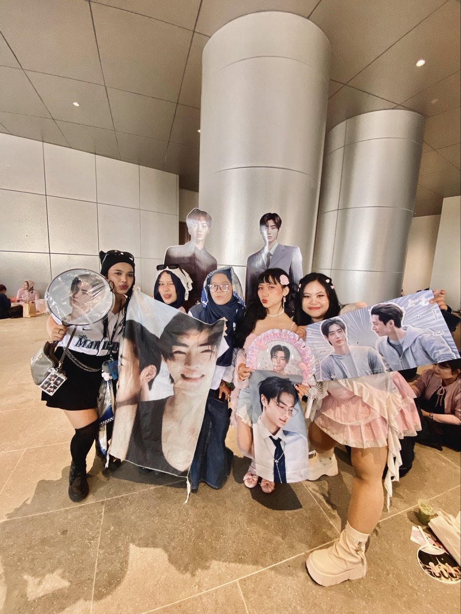 nathajaaey's tweet image. yeayyy bisa bertemu para JEHUNISTTT KUUUU yang paling lopely🥹🥹🤍🤍🤍
tpi sayang sekali aku ga futu bertiga lagi sama jehun 😔

@isfjayy @ulljyaa @orenjayluv dan tbtb ketemu @shjayine ???? KEKK WOY AKHIRNYA KETEMU JUGA KITA 😭😭