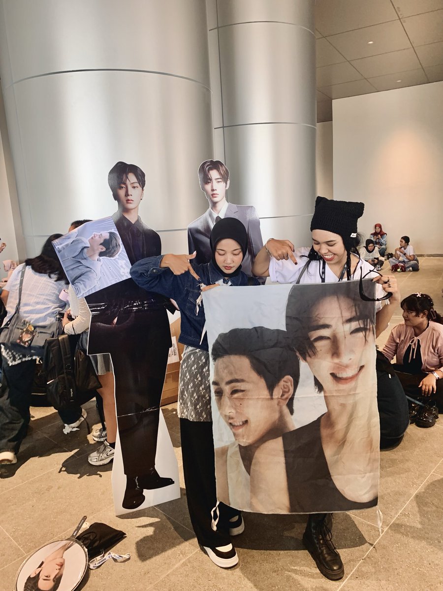 nathajaaey's tweet image. yeayyy bisa bertemu para JEHUNISTTT KUUUU yang paling lopely🥹🥹🤍🤍🤍
tpi sayang sekali aku ga futu bertiga lagi sama jehun 😔

@isfjayy @ulljyaa @orenjayluv dan tbtb ketemu @shjayine ???? KEKK WOY AKHIRNYA KETEMU JUGA KITA 😭😭