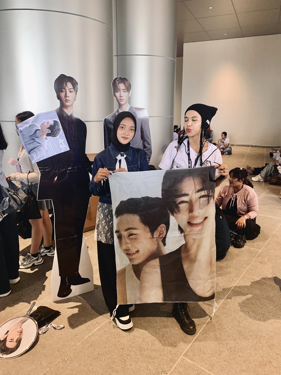 nathajaaey's tweet image. yeayyy bisa bertemu para JEHUNISTTT KUUUU yang paling lopely🥹🥹🤍🤍🤍
tpi sayang sekali aku ga futu bertiga lagi sama jehun 😔

@isfjayy @ulljyaa @orenjayluv dan tbtb ketemu @shjayine ???? KEKK WOY AKHIRNYA KETEMU JUGA KITA 😭😭