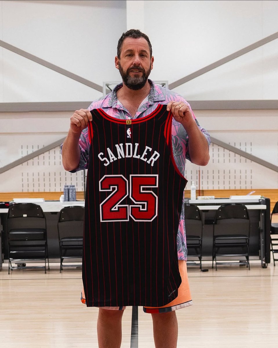 Adam Sandler getting shots up at the facility today 🔥 

(Via <a href="/chicagobulls/">Chicago Bulls</a>)
