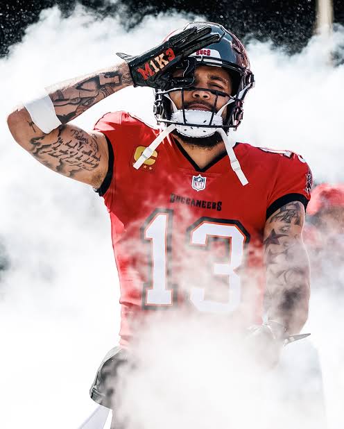 dokkanbattleTED's tweet photo. Prayers going out to @mikeevans13 for a full recovery. Hopefully you get back in time for the playoffs 100% healthy to get you 1 more Superbowl. We love you brother!!! #Buccaneers #mk13  #MikeEvans13 #Buccaneers4Life https://t.co/9hR6rhYVtv