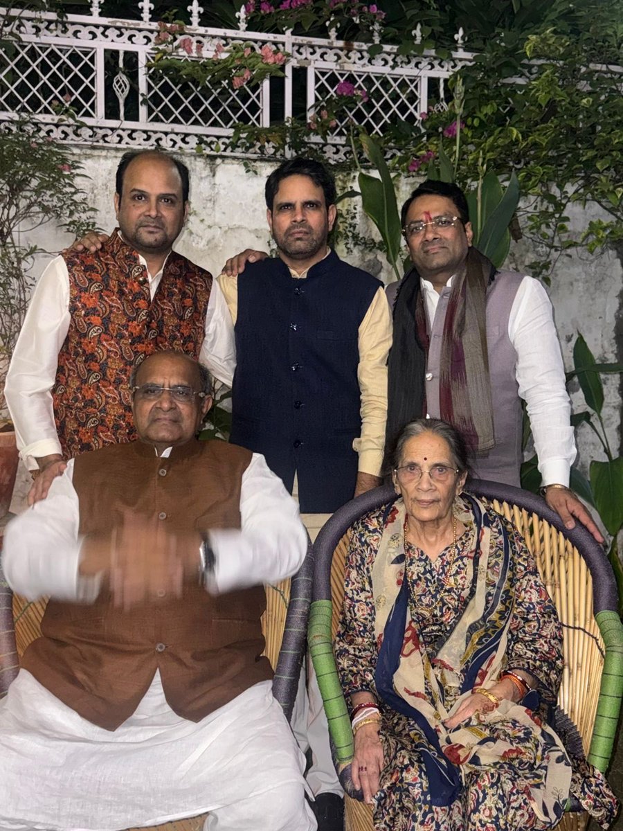 रोशनी एवं ख़ुशियों का त्यौहार परिवार के साथ । शुभ दीवाली 🪔