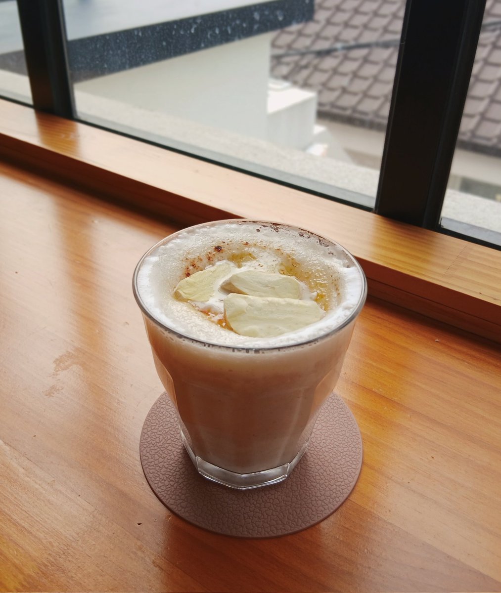 밤 라떼를 시켜서 밤을 아그작아그작 씹어먹음