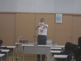 Kagaku_hiroba's tweet photo. 10/4（��）に行われた『理科読』を少し紹介。
テーマは「おとをつくろう！おとであそぼう！」だったよ。
みんなカッコウ笛をつくったり、絵本の読み聞かせをきいたりして音のふしぎを学んだよ！
#サイエンスモール #理科読 #飯塚市立図書館 https://t.co/EEdOxJsNYP