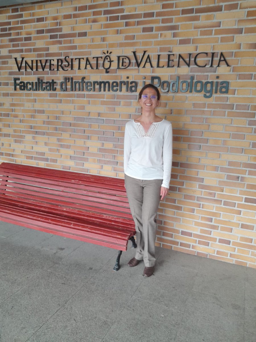 🌟 Ana Queralt, primera dona catedràtica de la Facultat d’Infermeria i Podologia de la UV.

Aquest nomenament no sols reconeix la seua excel·lent trajectòria docent i investigadora, sinó que també representa un avanç important cap a la igualtat de gènere en l’àmbit acadèmic.