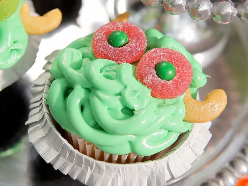NicolesChoice1's tweet image. HALLOWEEN CUPCAKES Too Cute to Eat (4)
- Monster Eye
- Monster Face
- Monster Paw
- Monster Eyes Cupcake Balls

#halloweencupcakes #halloween #cupcakes #halloween2025 #desserts #halloweendesserts