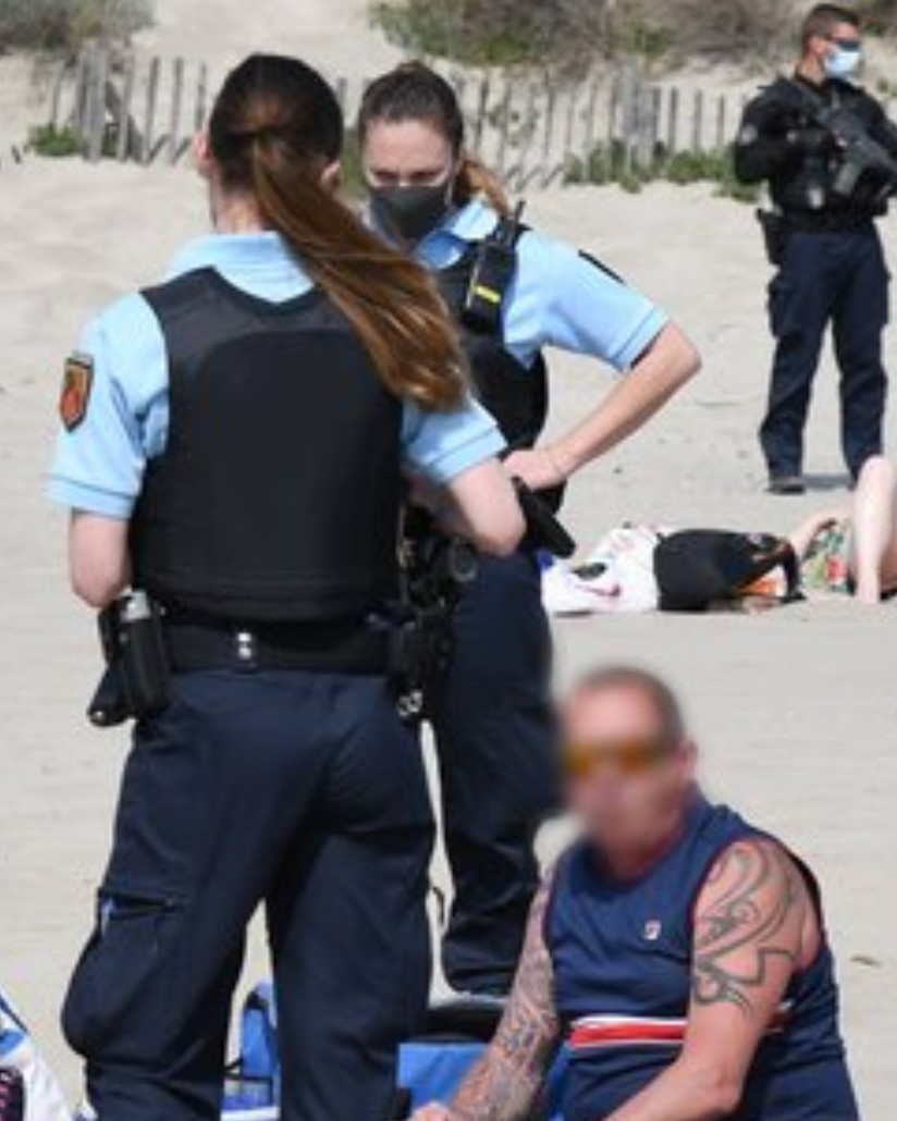gauchecaca's tweet image. La France est le pays où l'on est capable de déployer des trésors d'imagination pour traquer les gens sur les plages durant le covid mais où l'on est incapable de s'interroger sur la présence d'une nacelle sous les fenêtres d'un musée.
Traduction: en France, on n'est plus bon à…