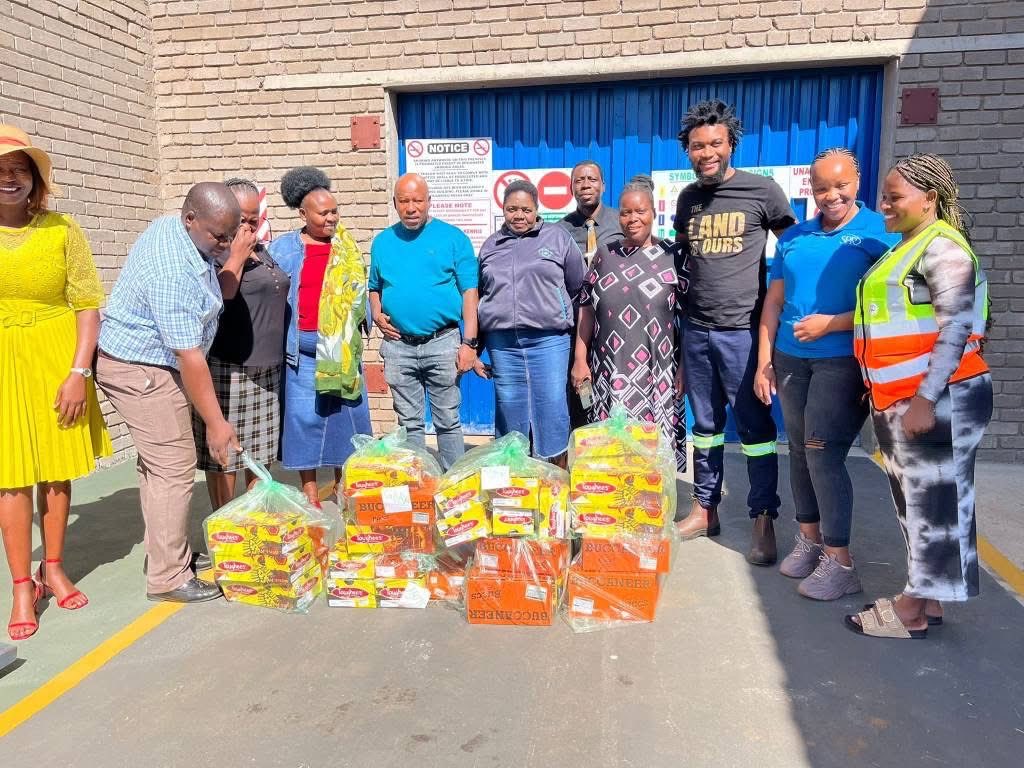 In less than 5 years the EFF Cllr named Mafia Fane, who won his ward through the bielection has managed to do the following for his community in Ward 11 KwaHhoyi,Mpumalanga.

📍Donated Jojo tanks
📍Renovated a clinic
📍Renovated schools
📍Donated with cows in a school
📍Built a