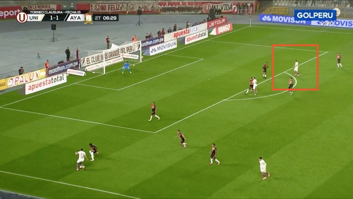 La diferencia en las zonas de influencia de Vélez jugando como 10 y como delantero es evidente. En los últimos dos partidos, Fossati lo ha ubicado a la altura de Valera para ganar presencia en el área, pero eso lo aleja de la construcción y el ataque pierde fluidez. Urge cambiar.