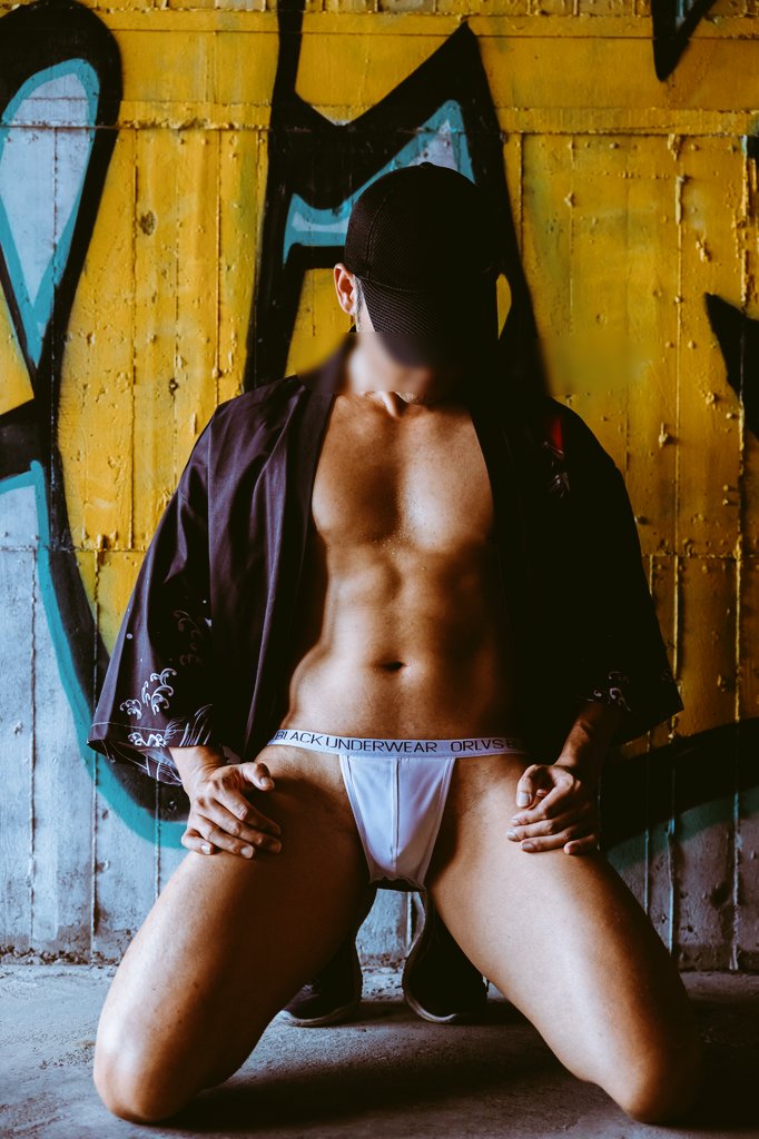 慾望跟體脂肪一樣
在冬日前逐日累積
意料之外的塗鴉牆
竟如此合拍

妳
要約嗎？

#野裸 #體態紀錄 #野外露出投稿 #藝術攝影