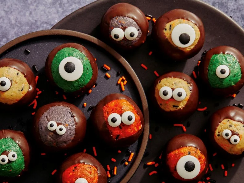 NicolesChoice1's tweet image. HALLOWEEN CUPCAKES Too Cute to Eat (4)
- Monster Eye
- Monster Face
- Monster Paw
- Monster Eyes Cupcake Balls

#halloweencupcakes #halloween #cupcakes #halloween2025 #desserts #halloweendesserts
