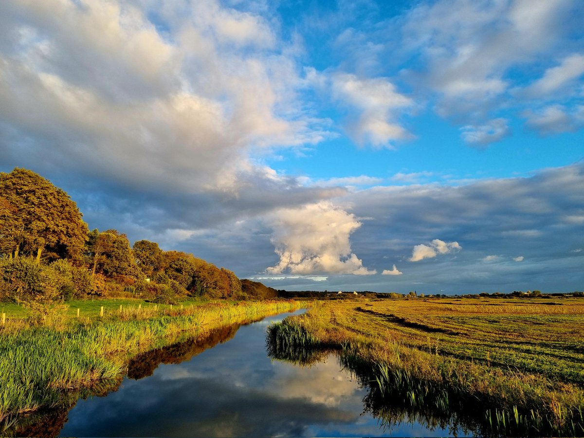 Overtrekkende buien en soms wat ruimte voor de zon. Fijne dinsdag😀 #mooieluchten