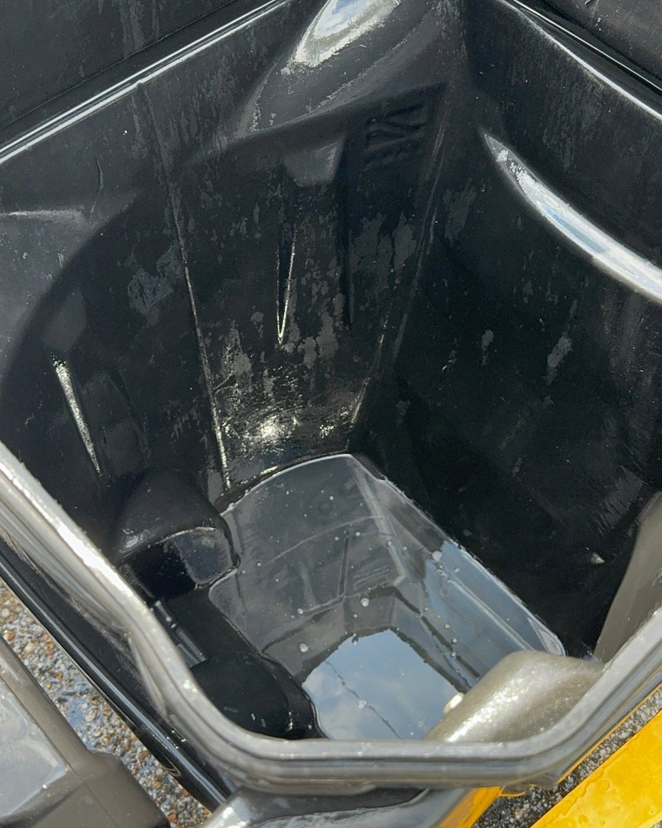 spacecity_llc's tweet image. 🚮 What’s really in your trash can?
Our steam + eco-friendly clean kills germs, removes odors & leaves your bin sparkling.
📞 (713) 715-7007 | 🌐 spacecitysanitizers.com
#HoustonTX #SpaceCitySanitizers #CleanLiving #EcoFriendly