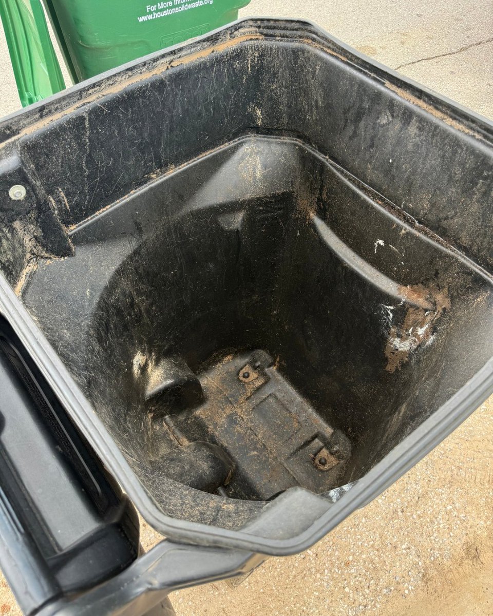 spacecity_llc's tweet image. 🚮 What’s really in your trash can?
Our steam + eco-friendly clean kills germs, removes odors & leaves your bin sparkling.
📞 (713) 715-7007 | 🌐 spacecitysanitizers.com
#HoustonTX #SpaceCitySanitizers #CleanLiving #EcoFriendly