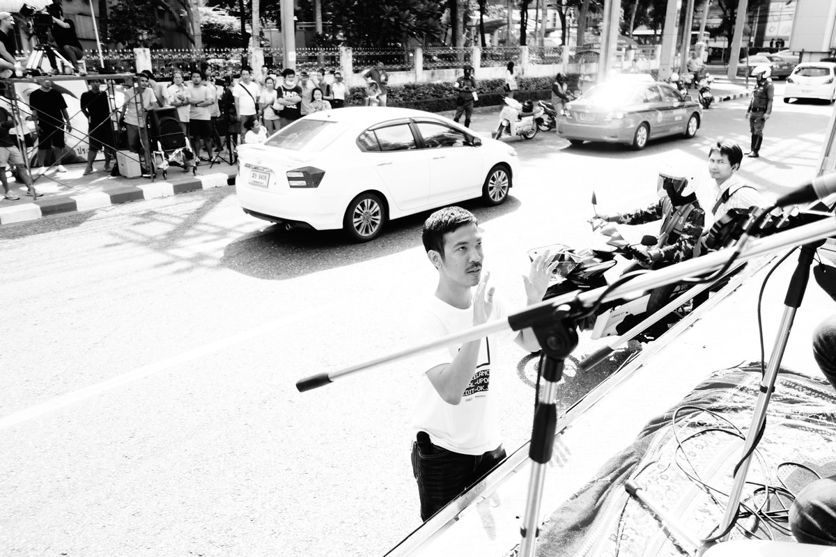 #10ปีฟรีแลนซ์ : this is the เอ็มวี vacation time
- "มึงทำไรวะเนี่ยไก่" ผมคิด
- 10 ปีก่อน วันถ่ายเอ็มวี vacation time ผมนั่งอยู่บนรถบรรทุกแล้วดูไก่ ณฐพล (สงครามส่งด่วน) + ผู้ช่วย กำลังกำกับการจราจรบริเวณหน้าอนุสาวรีย์ชัยสมรภูมิ 
อ่านต่อ : facebook.com/share/p/1A7Yi5…
(จองบัตรได้ที่ SF)