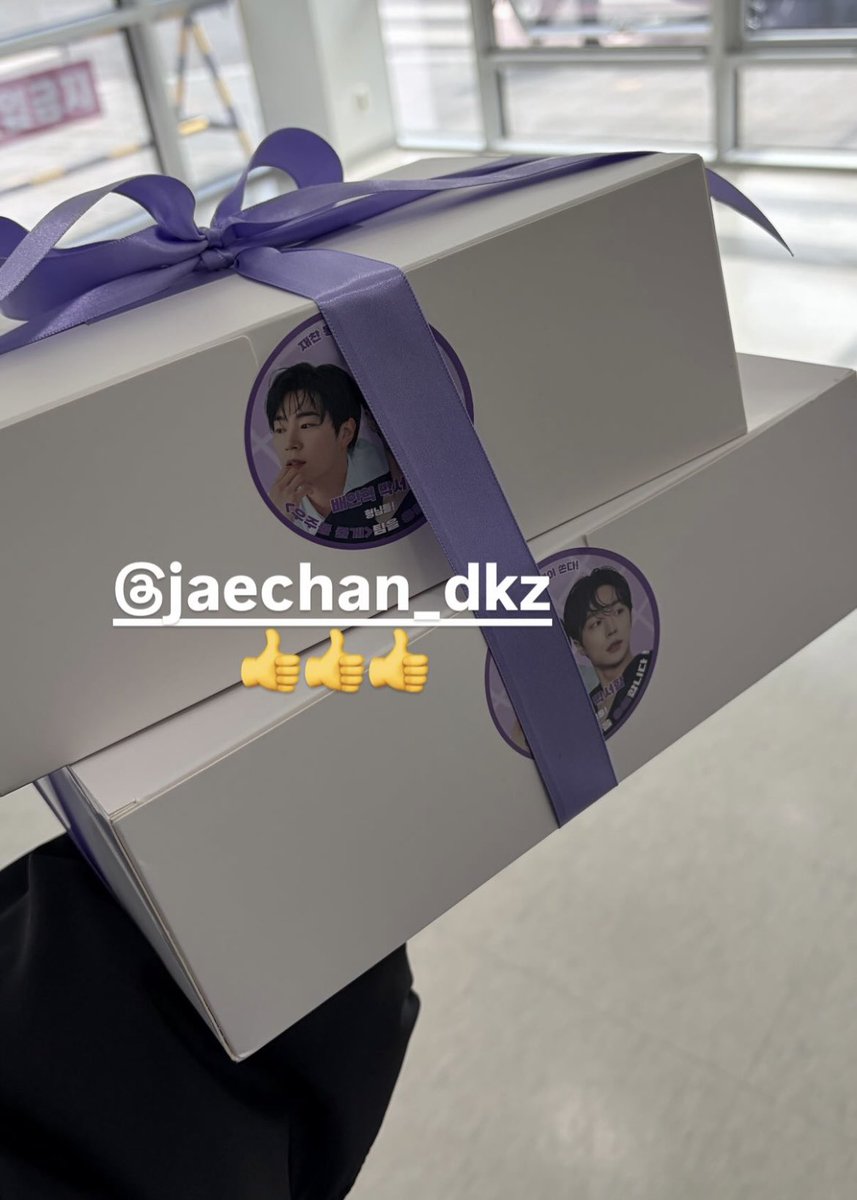 사진마다 태그 개크게 해놓은 게 왜케 웃기짘ㅋㅋㅋㅋㅋㅋㅋㅋ 아 이게 안정형의 맛인가