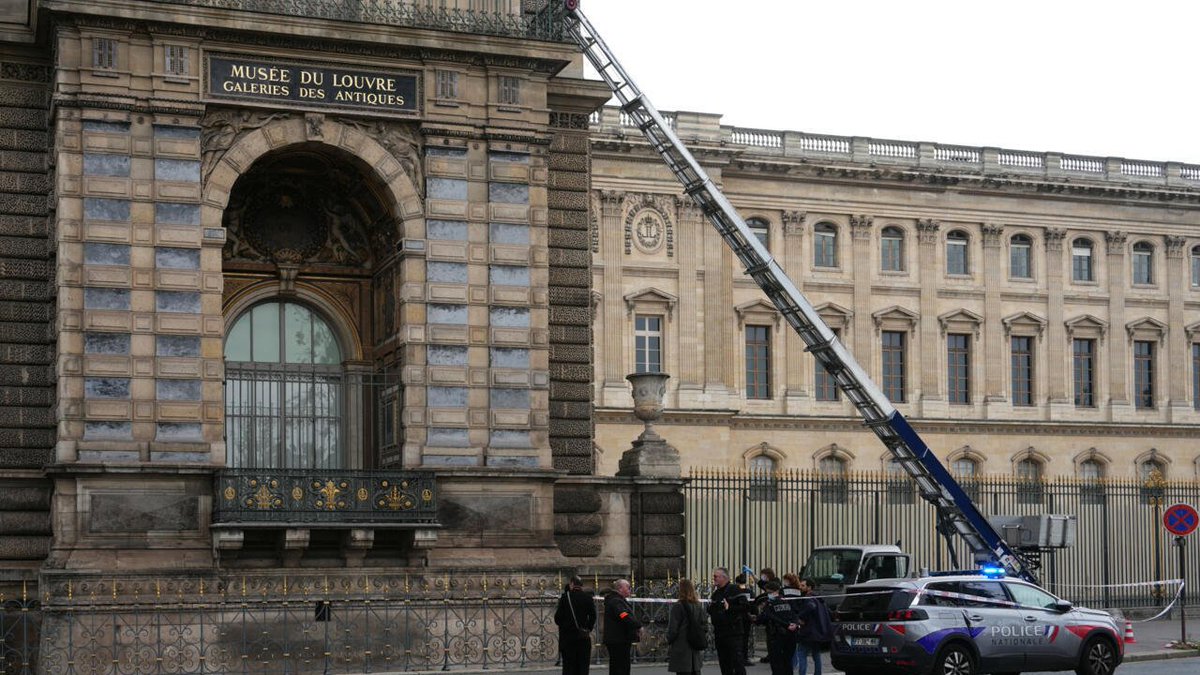 SAfmRadio's tweet image. Eight priceless artefacts were stolen at the Louvre Museum in Paris on Sunday. Thinus Ferraira Independent TV critic, writer and journalist in South Africa as well as a pop culture and media expert shares more on this brazen heist on #MorningBrief with Thulasizw Simelane.