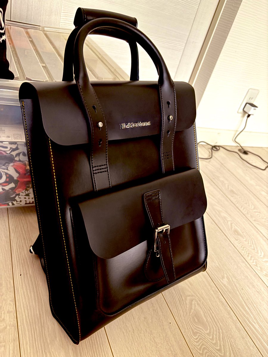 日々生きてる自分へのご褒美にドクターマーチンのリュックを買ってみました。

めちゃくちゃ質感がよい！
これは所有欲満たされますな

インナー用にサコッシュも買ったのでバッグinバッグ、収納力も完璧ᶘ ᵒᴥᵒᶅ