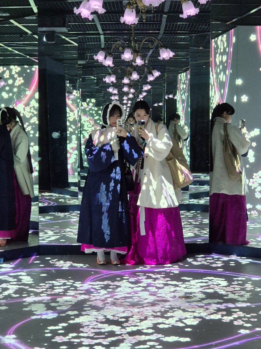 mindam_'s tweet image. 여러분 오늘 한복의 날인거 알고 계신가요!??
인용으로 여러분의 이쁜 한복사진 자랑해주세요!!

3: 파란색한복@ganu25806 
#2025한복의날 #한국풍 #한복