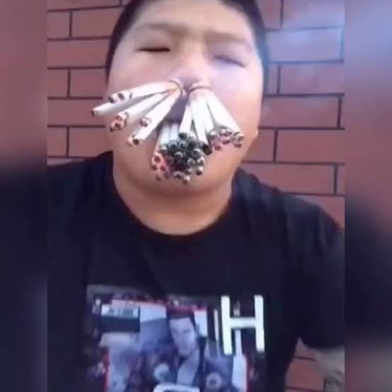 RoshanKrRaii's tweet image. Dhruv Rathee : Smoking is injurious to health
Sanghis next day :