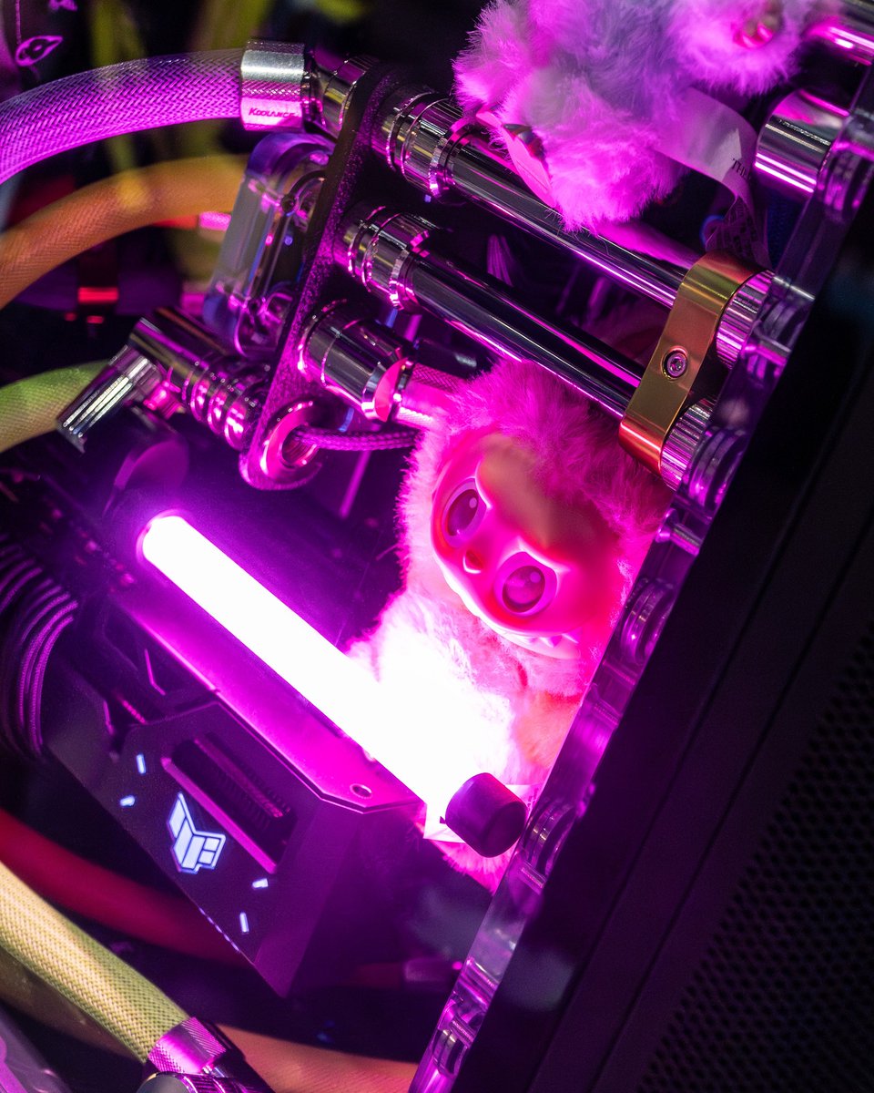 XPCMTeam's tweet image. Modded Hyte X50 by @liquidhaus - Labubu PC build at Twitchcon
#custompc #pcmodding #gaming #gamingpc #pcsetup #extremepc #openframe #watercooling #watercoolingpc #twitchcon #hyte #Labubu #liquidhaus