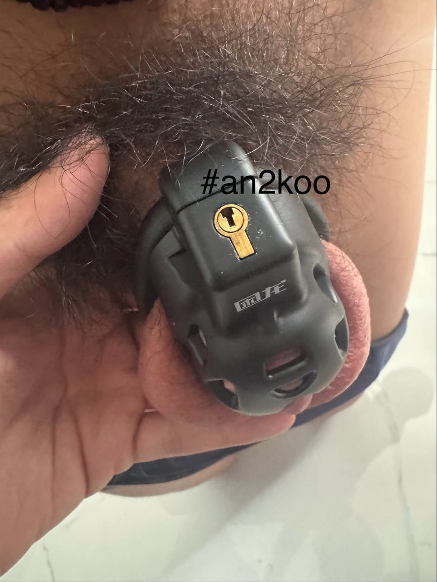 Cuck trai thẳng muốn bị kiểm soát và khoá cu, đem chìa khoá qua nhờ mình giữ hộ.
Giờ là 1 tuần, các bạn theo dõi xem cc này sẽ teo còn bao nhiêu cm cho tới Tết =)))