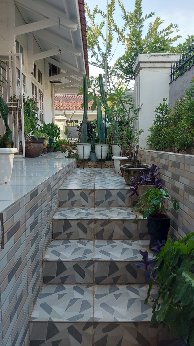 tasyaaag's tweet photo. WTS rumah di cinere 

posisi rumah hook, 1.5 lantai
LT 285, LB 175
3+1 KT
3 kamar mandi dalam
2 kamar mandi luar 
garasi 2 mobil

detail by dm

#jualrumah #cinere #jualrumahcinere #rumahasri #jual #Jakarta https://t.co/9bLDQQZUfa