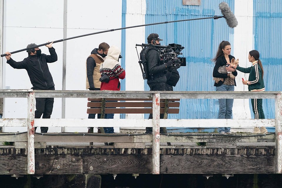 Netflix while the jewelry robbery at Louvre