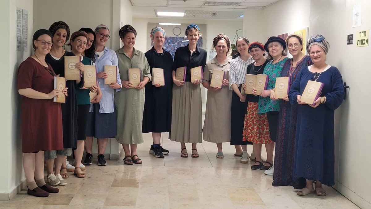 Beit_Hillel's tweet photo. אתמול הרבניות המשיבות במיזם 'משיבת נפש' שלנו זכו לקבל את הספרים הראשונים, ובקרוב הם יגיעו גם אליכם!
��פר 'משיבות נפש' הוא עוד אבן דרך בלימוד התורה הנשי.
אשרינו שזכינו
#ספר_משיבות_נפש https://t.co/AUbEBPVw5A