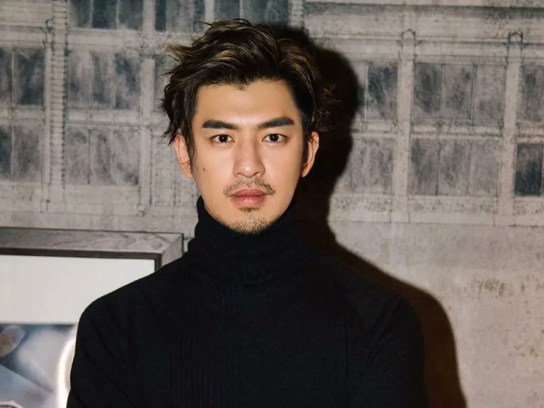 CEntMelons's tweet photo. #ChenBolin admits dodging military Sservice.
TW authorities have been investigating celebs suspected of evading service, with several summoned for questioning.
Chen Bolin confessed he paid NT$100,000 (~¥23,000/$3200) to fake a high blood pressure record to avoid military duty. https://t.co/qffaL2fLQ8