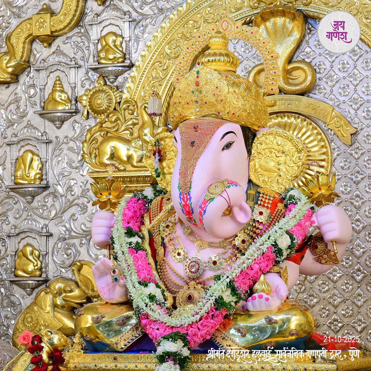 ’तूच एक शाश्वत सत्य, म्हणून आलो तुझिया दारी,
जन्मोजन्मी तुझा वास वसो अंतरात, हीच आस उरी’
.
.
.
.
.
.
#shrimant #dagdusheth #shrimantdagdushethhalwaiganpati #ganpati #ganpatibappa #pune #maharashtra #bappa