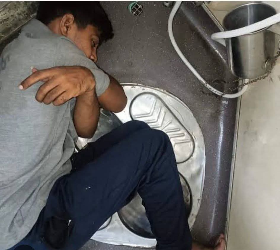 कश्मीर में प्लाट लेने के बाद 
हवाई चप्पल वाला हवाई जहाज का लुत्फ उठाते हुए ।