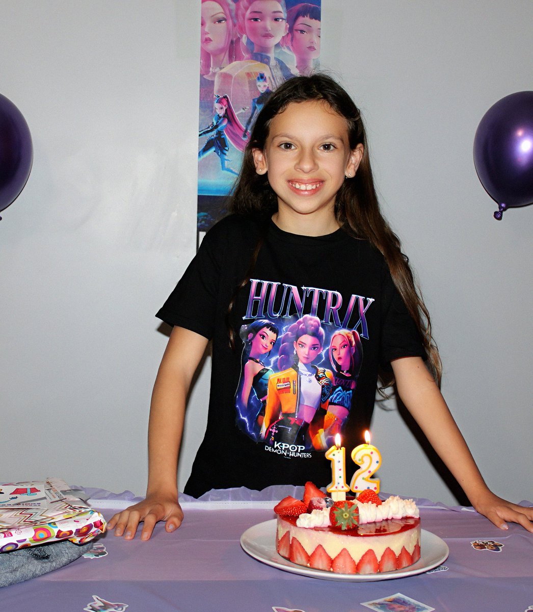 1SourireCamille's tweet photo. JOYEUX 12ÈME ANNIVERSAIRE CAMILLE !!🎂

Chaque jour passé près de toi... est un cadeau.
Chaque anniversaire que l'on fête... est une victoire !
Une victoire pour toi, pour nous, pour toutes celles et ceux qui t'aiment et te soutiennent.

Puisses-tu toujours trouver la force dans le combat que tu mènes,
Et la paix malgré les épreuves que tu traverses.
Que chaque année qui passe t'apporte de nouveaux souvenirs précieux et des moments de bonheur infini,
Que ton sourire continue d'illuminer nos vies, encore et encore. 

Nous t'aimons du plus profond de notre âme❤️

Merci d'exister 🙏🏻🥹

#TeamSourire #birthday