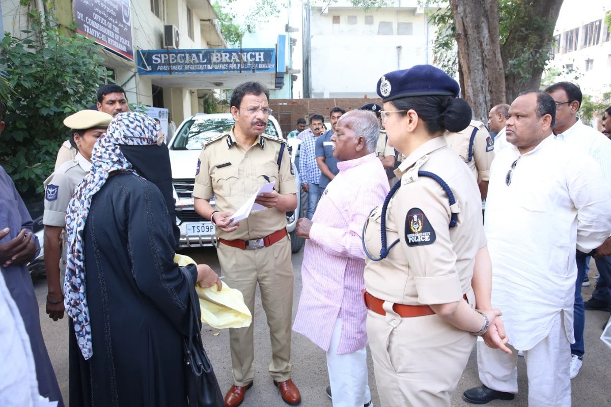 HCSC_Hyd's tweet image. Hyderabad CP @SajjanarVC, IPS visited the historic Kotwal House and announced Weekly Public Interaction every Friday to meet Old City residents. The move aims to strengthen community ties and ensure quicker redressal of citizen concerns. #VCSajjanar #CommunityPolicing
