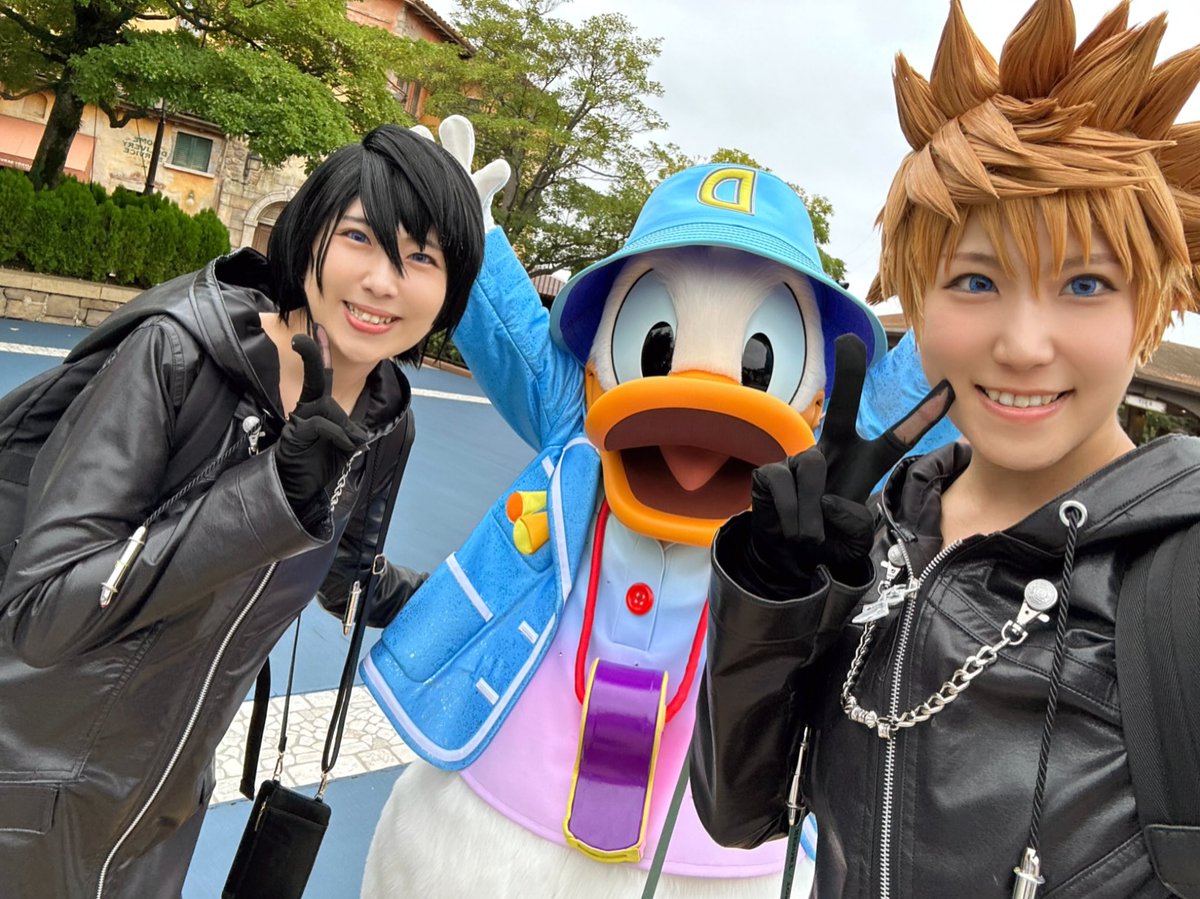 zinoo_n's tweet photo. 昨日シオンと🏖️
楽しかったけど、毎回準備段階でHP瀕死になる😇

ドナフリグリにアシームの仮装の方が居て、ドナに「こいつ鍵持ってるよ！」って指さされてちょうだいって手出されたのに、今使えなくて…って言ったの申し訳なかった笑

シオン:@yuura_0813 

#ディズニーハロウィン2025
#Dハロ仮装2025 https://t.co/gSeQp73t2n