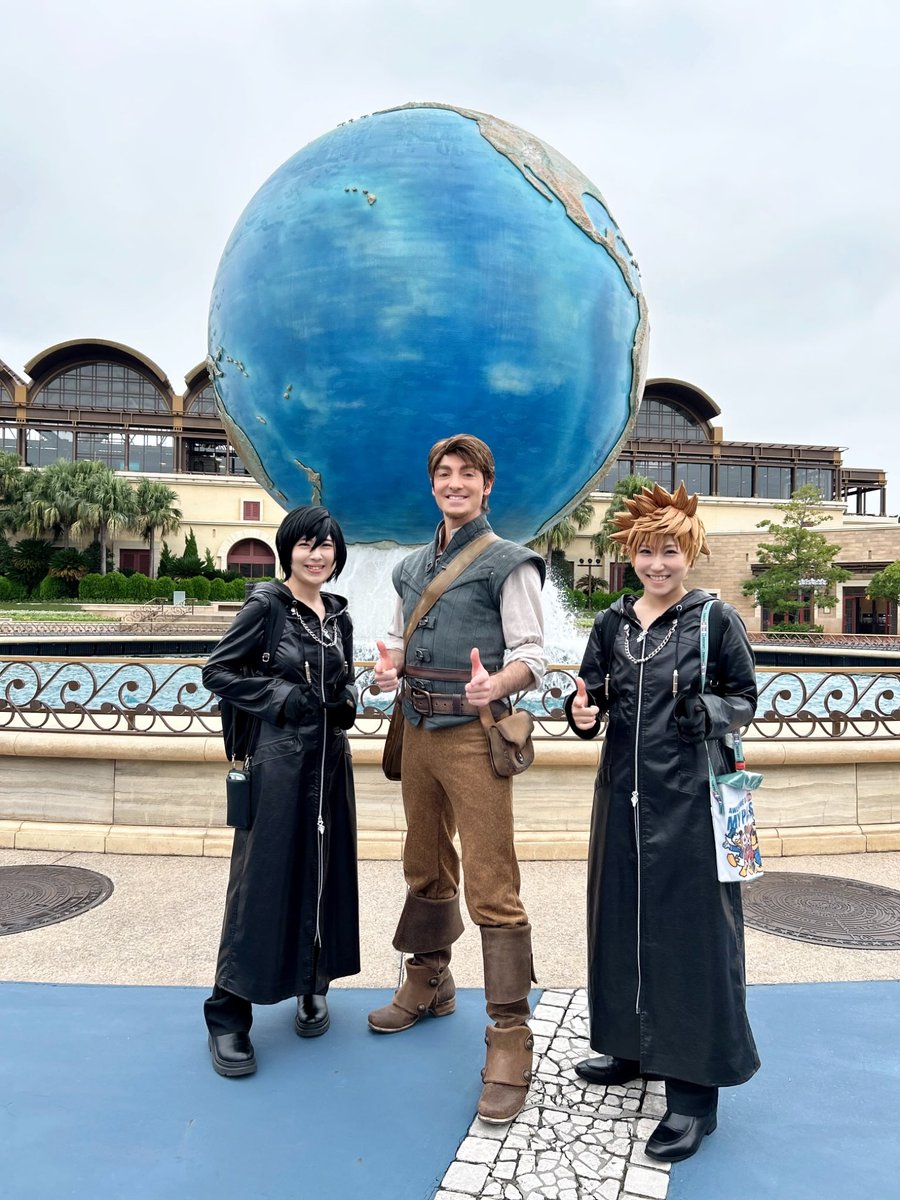 zinoo_n's tweet photo. 昨日シオンと🏖️
楽しかったけど、毎回準備段階でHP瀕死になる😇

ドナフリグリにアシームの仮装の方が居て、ドナに「こいつ鍵持ってるよ！」って指さされてちょうだいって手出されたのに、今使えなくて…って言ったの申し訳なかった笑

シオン:@yuura_0813 

#ディズニーハロウィン2025
#Dハロ仮装2025 https://t.co/gSeQp73t2n