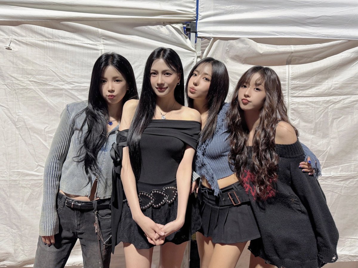 apink_scheduler's tweet image. [🗓️]
2025년 10월 24일 (금)

✅ M2 Youtube '에이핑크의 이멤버 리멤버‘
⏰ 5PM ~
💖 에이핑크

✅ 30살 전남, 20살 청사 도민의 날 생일파티
📍 전라남도 무안군 삼향읍 오룡길 1 전남도청 앞 특설무대
⏰ 6:30PM ~
💖 초롱 보미 남주 하영

#에이핑크 #Apink
#박초롱 #윤보미 #정은지 #김남주…