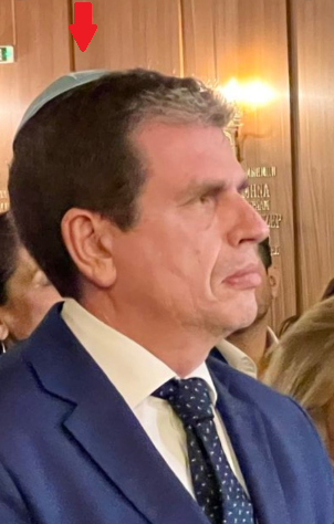 Με κιπά, παρουσιάστηκε η ''κακιά'', στην προχθεσινή τελετή για τα θύματα της τρομοκρατικής επίθεσης της 7ης Οκτωβρίου 2023, στην Εβραϊκή Συναγωγή Αθηνών.