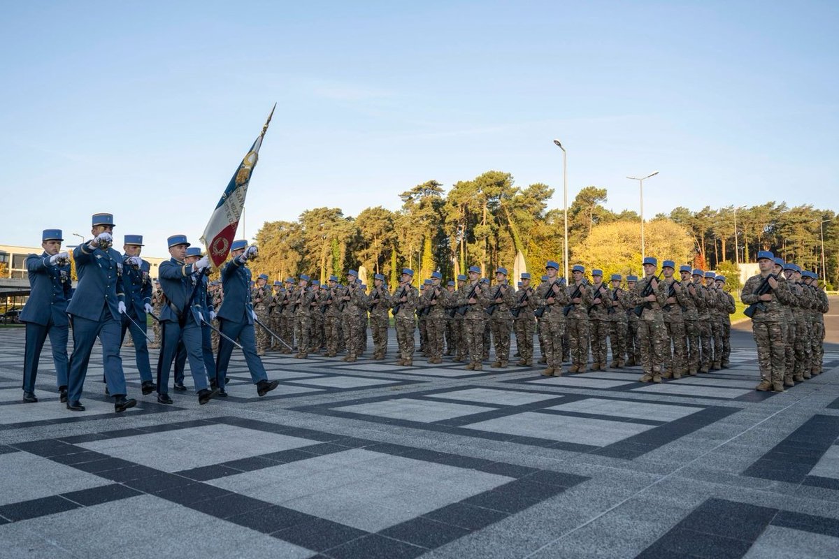 Élèves-officiers sous contrat des filières encadrement, pilotes, spécialistes, polytechniciens, dans quelques instants vous allez être présentés à votre drapeau.
Il marque, pour chacun de vous, l'engagement au service de la France, pour un temps ou peut-être pour une vie durant.