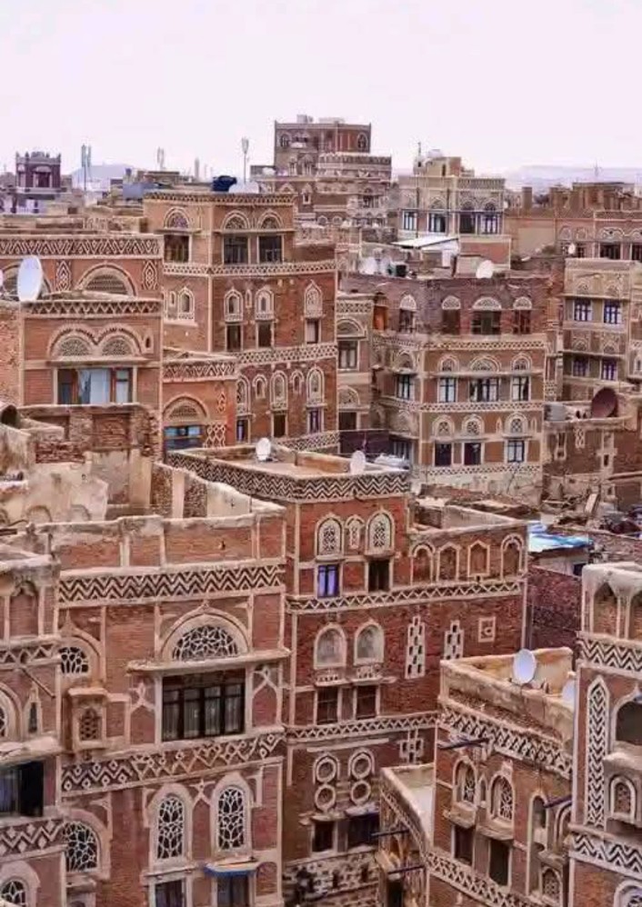 ایک دکاندار عبدالرحمٰن نے ابھی اپنی دکان کھولی ہی تھی کہ ایک خاتون آئی اور بولی :

“بھائی صاحب، یہ لیجیے آپ کے دس روپے۔” 

عبدالرحمٰن نے حیرت سے عورت کی طرف دیکھا، جیسے پوچھ رہا ہو،
“میں نے تمہیں دس روپے کب دیے تھے؟” 

عورت بولی:
“کل شام میں نے آپ سے کچھ سامان خریدا تھا۔ میں نے