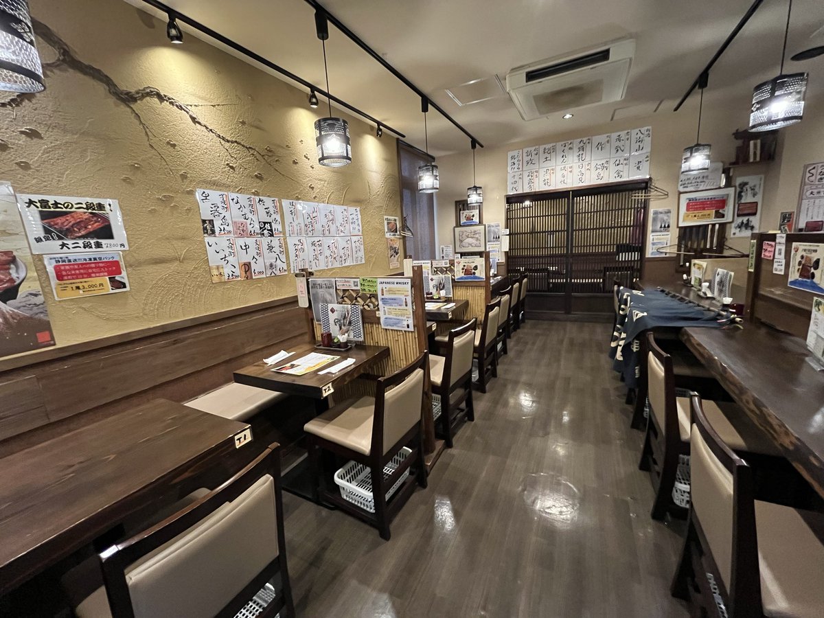 待ちに待った昼ごはん。新橋にて。先週ふらっと入ったら鰻屋。あまりの旨さに感動し二度目の訪問。みこグループの鰻好きのスタッフも誘ってまたすぐに来ようと企み中。