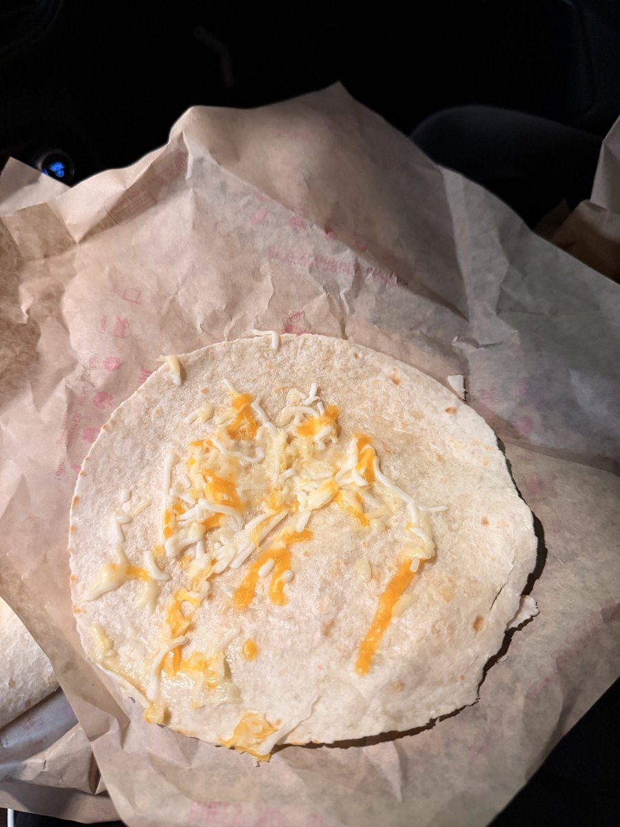 bumsammy's tweet photo. @tacobell what the actual fuck is this cheesy roll-up https://t.co/ZameCZkrWI