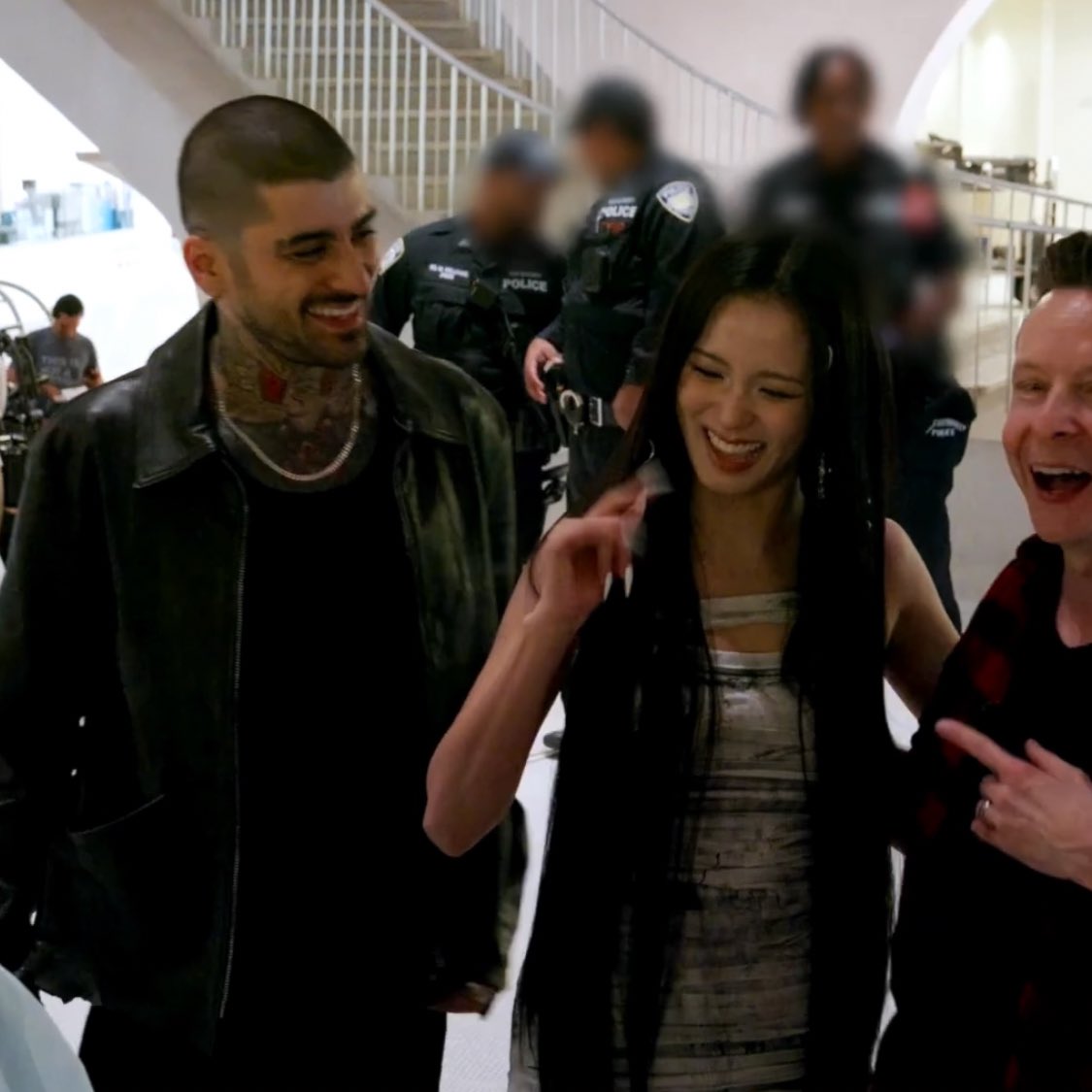 vesperamyst's tweet photo. find someone who looks at you the same way zayn looks at jisoo https://t.co/sM1WNisEvK