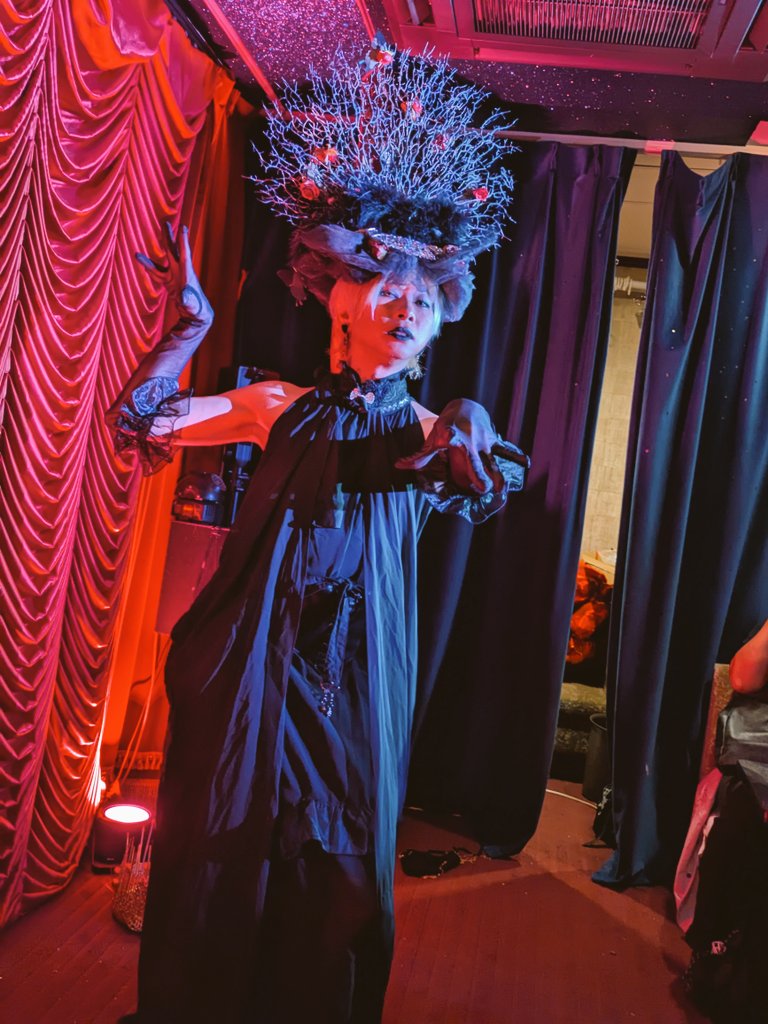 doll_il's tweet photo. 昨日は『闇コレクションvol.2』へ🎶
病みや闇を感じるショーを見れて楽しかった✨
朱雀くんは妖艶で美しく、前日ゲイストでの可愛いショーと違って見応え抜群!!
今回のお供は訶朗くん。
奏雨さんの高田村アクスタとコラボらせて頂きましたw
#sdm18 訶朗 https://t.co/HW8Y2ZW8ai
