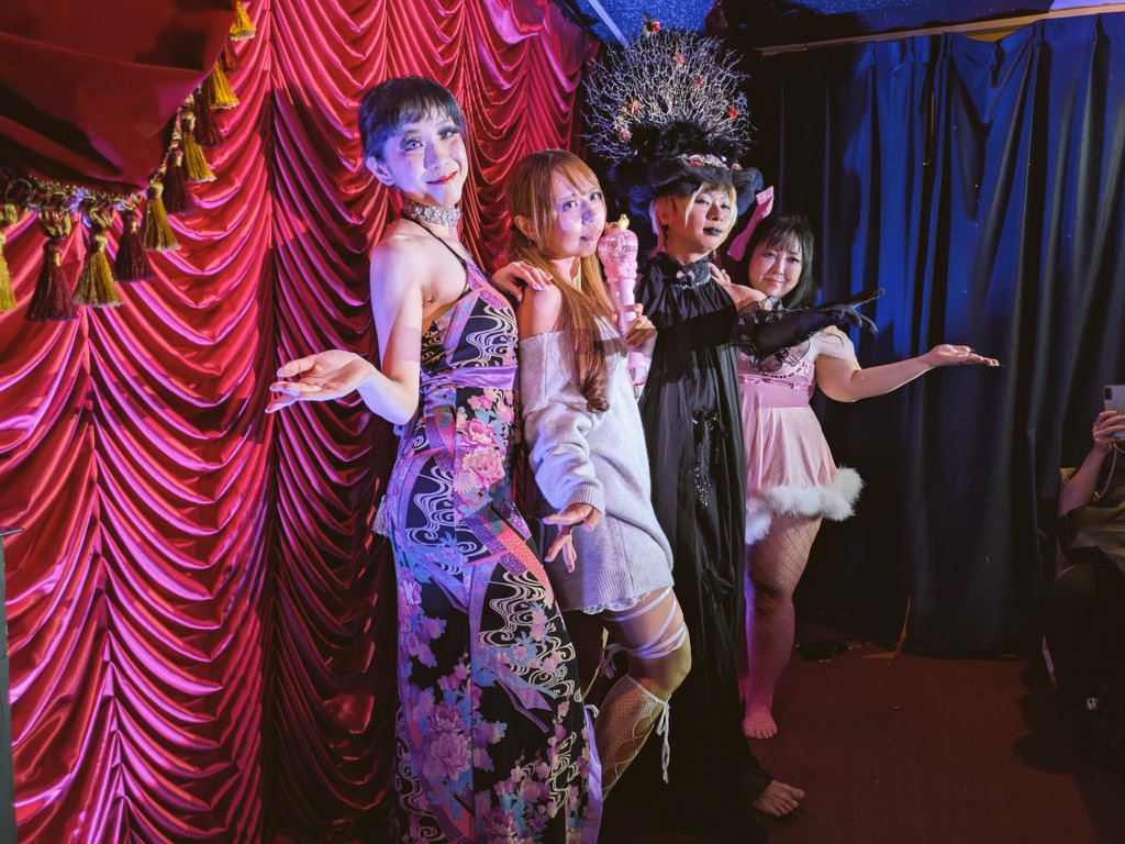 doll_il's tweet photo. 昨日は『闇コレクションvol.2』へ🎶
病みや闇を感じるショーを見れて楽しかった✨
朱雀くんは妖艶で美しく、前日ゲイストでの可愛いショーと違って見応え抜群!!
今回のお供は訶朗くん。
奏雨さんの高田村アクスタとコラボらせて頂きましたw
#sdm18 訶朗 https://t.co/HW8Y2ZW8ai