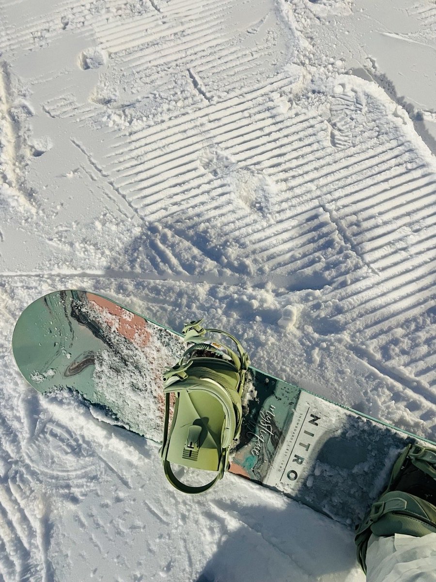 DikccsBeil's tweet image. ボード：「もう寝転んでるよ、いつ来るの？」 私：「あと2ヶ月…私も凍っちゃいそう」😅