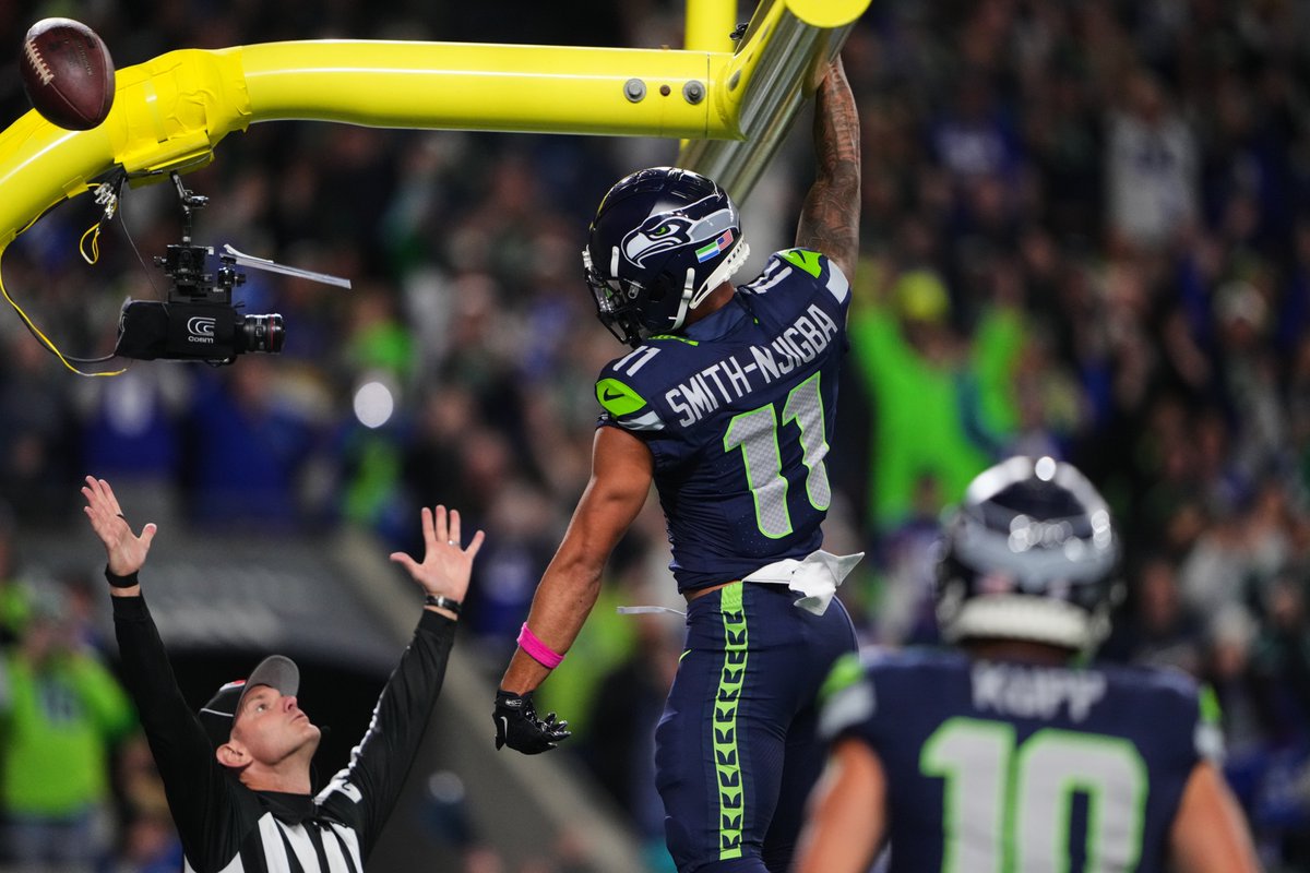Jaxon Smith-Njigba's last three games 🤯

8 rec, 132 yards, 1 TD vs. Buccaneers
8 rec, 162 yards, 1 TD vs. Jaguars
8 rec, 123 yards, 1 TD vs. Texans 