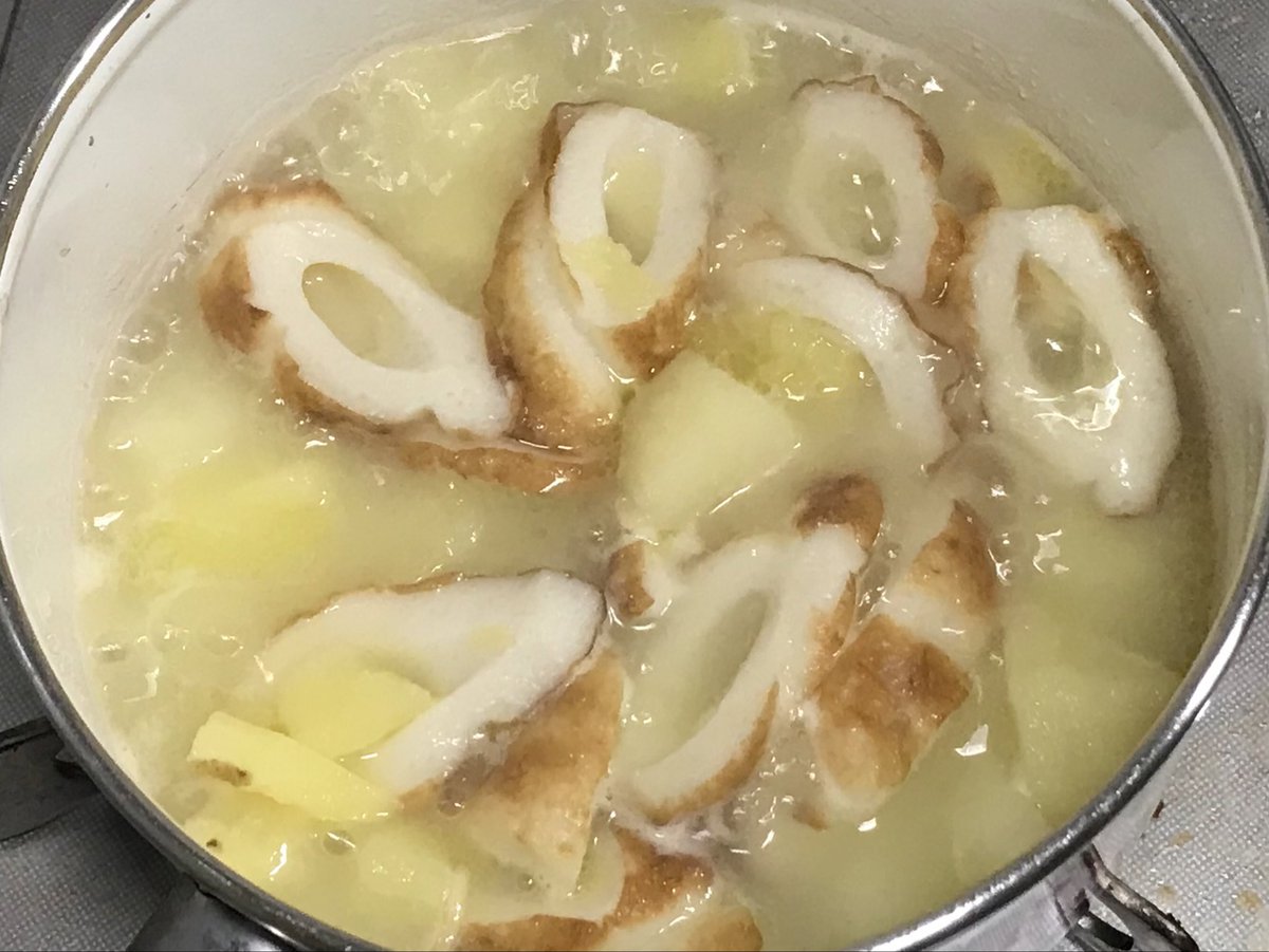 ものすごく話題ってことで今朝妻が作ったんだけど、マジで心底びっくりした。なんだ、この強烈なうまみ？？？

ジャガイモとバター、ちくわと酒だけでそんな特筆すべき味になるの？って思ったけど、なった。イモの味と図太い旨味。ダシ使ってちくわ煮てもイモ煮てもこんな感じになんないよね、、、