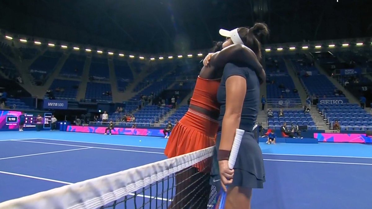 Warm embrace at the net❤️ not to be today for Bibi but onto the doubles later together!! I’m always with you <a href="/Bandreescu_/">Bianca</a>, always proud of your fight ☺️